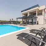 Katarina With Pool And Jacuzzi *