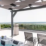 Villa Katarina With Pool And Jacuzzi Tinj