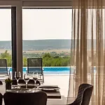 Villa Katarina With Pool And Jacuzzi Tinj