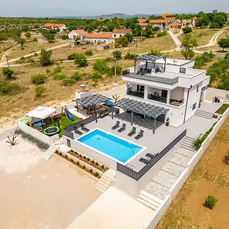 Katarina With Pool And Jacuzzi Tinj