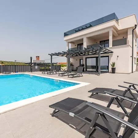 Katarina With Pool And Jacuzzi *