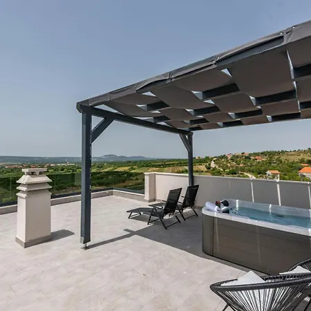 Katarina With Pool And Jacuzzi *