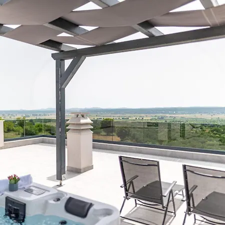 Villa Katarina With Pool And Jacuzzi Tinj