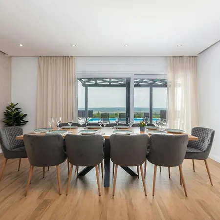 Katarina With Pool And Jacuzzi Tinj