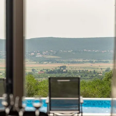 Katarina With Pool And Jacuzzi