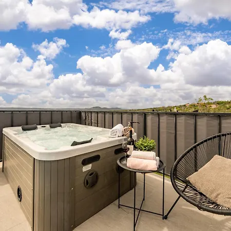 Villa Katarina With Pool And Jacuzzi Tinj