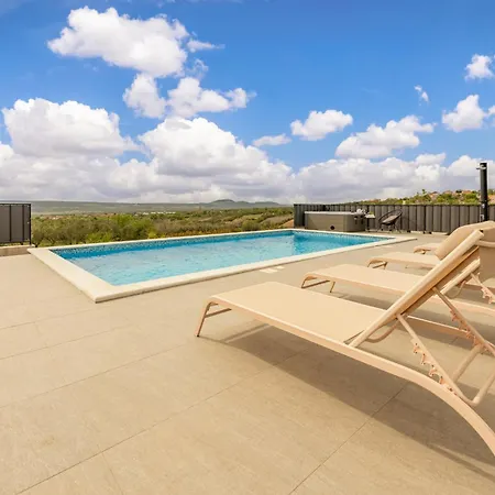 Villa Katarina With Pool And Jacuzzi Tinj