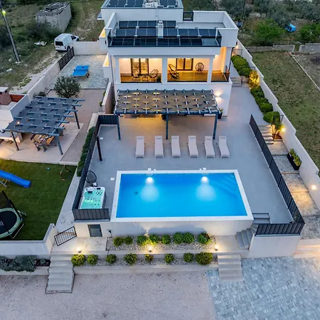 Katarina With Pool And Jacuzzi *