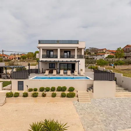 Villa Katarina With Pool And Jacuzzi Tinj