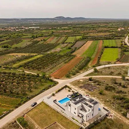 Villa Katarina With Pool And Jacuzzi Tinj