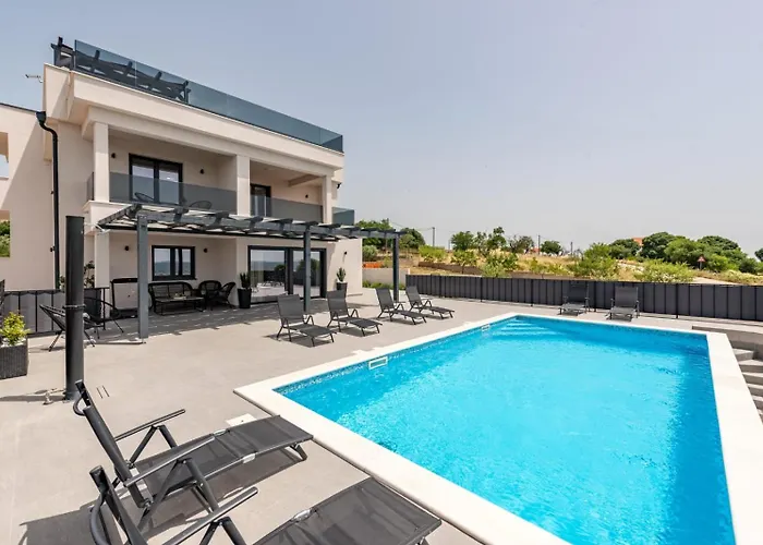 Katarina With Pool And Jacuzzi Villa *