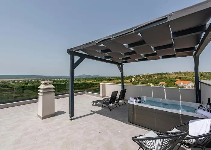 Katarina With Pool And Jacuzzi *