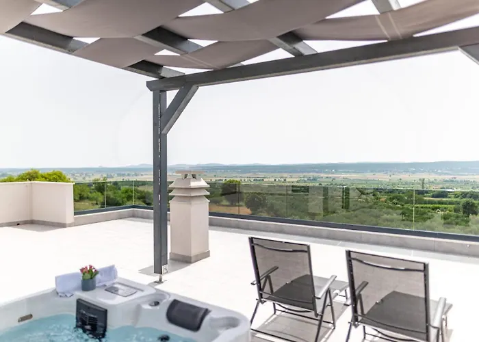 Villa Katarina With Pool And Jacuzzi Tinj