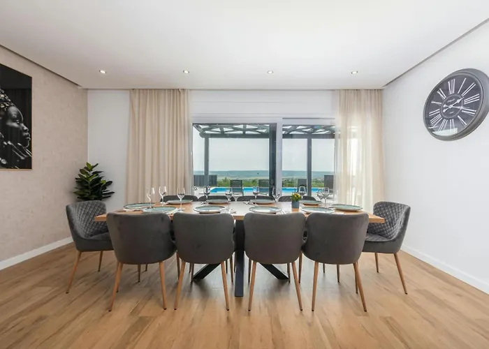 Katarina With Pool And Jacuzzi Tinj