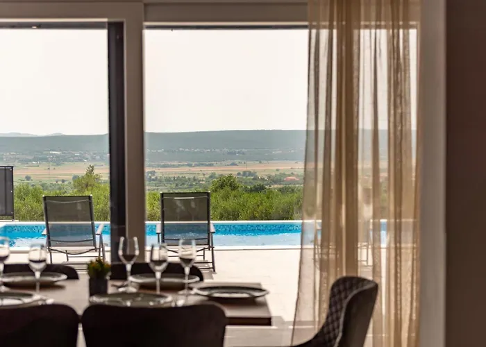 Villa Katarina With Pool And Jacuzzi Tinj