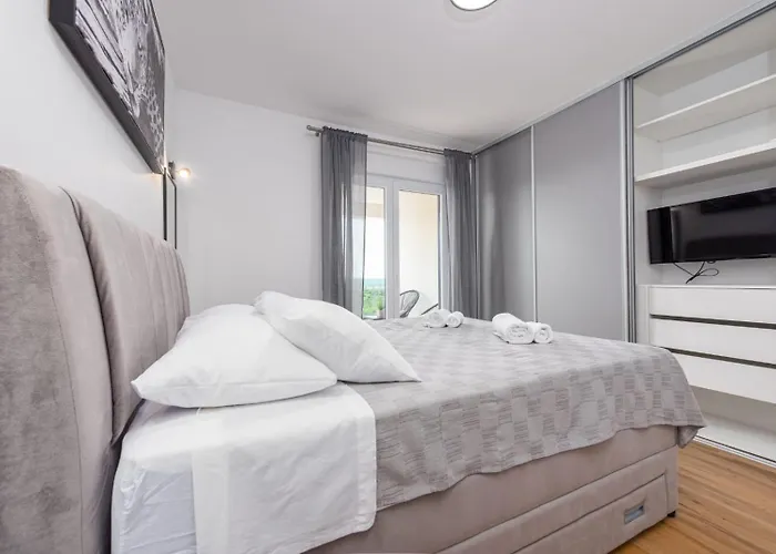 Katarina With Pool And Jacuzzi Villa Tinj