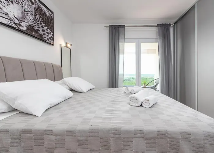 Katarina With Pool And Jacuzzi Villa *