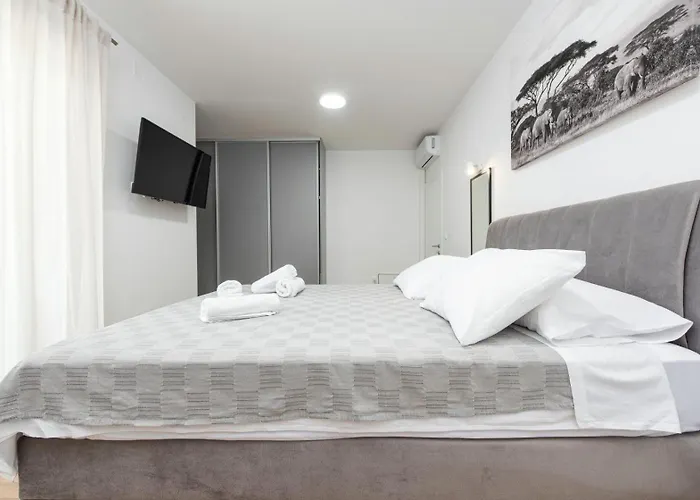 Katarina With Pool And Jacuzzi