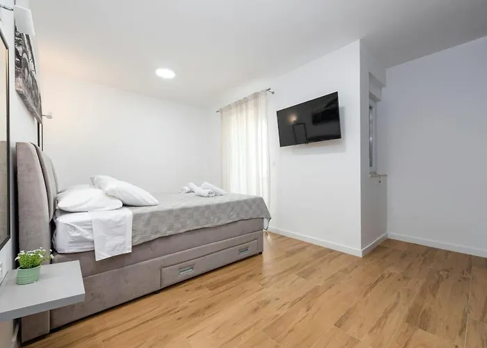 Katarina With Pool And Jacuzzi * Tinj