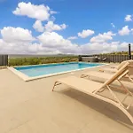 Villa Katarina With Pool And Jacuzzi Tinj