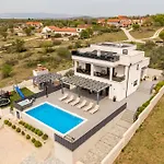 Katarina With Pool And Jacuzzi
