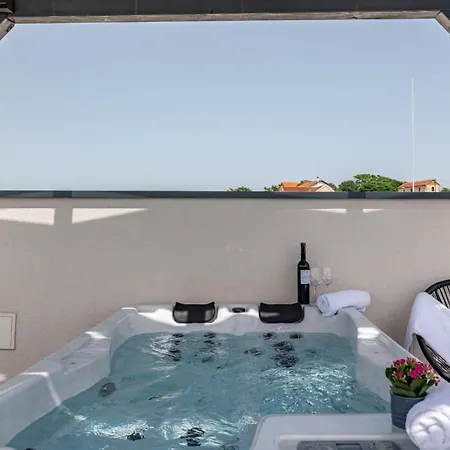 Villa Katarina With Pool And Jacuzzi Tinj