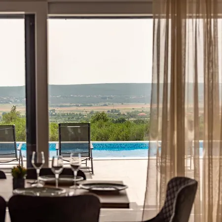 Villa Katarina With Pool And Jacuzzi Tinj