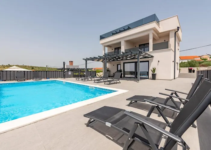 Katarina With Pool And Jacuzzi *