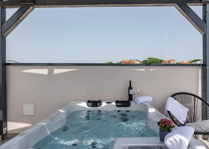 Вилла Katarina With Pool And Jacuzzi Tinj